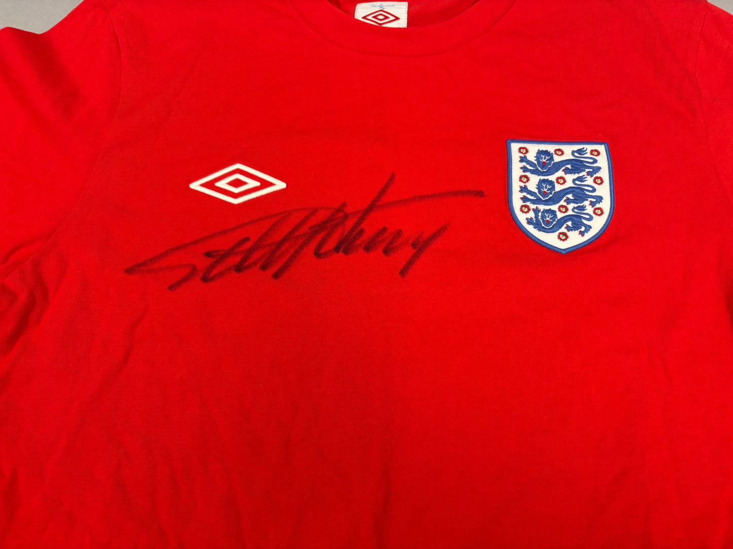 England 1966 World Cup Final Retro Style T-Shirt Signed by Geoff Hurst + COA
