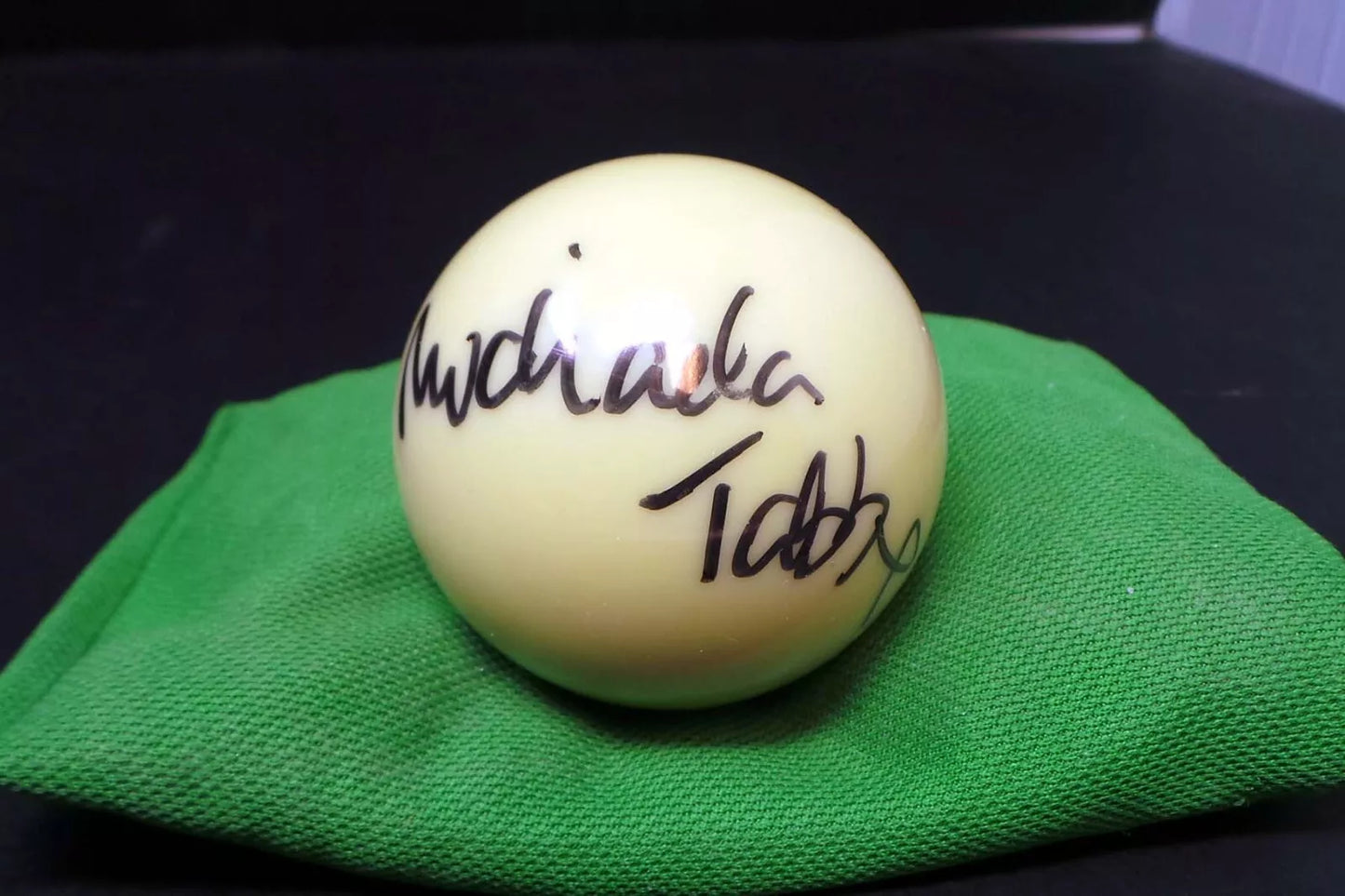 Michaela Tabb Snooker Referee Signed WHITE Snooker Ball + Dealer COA